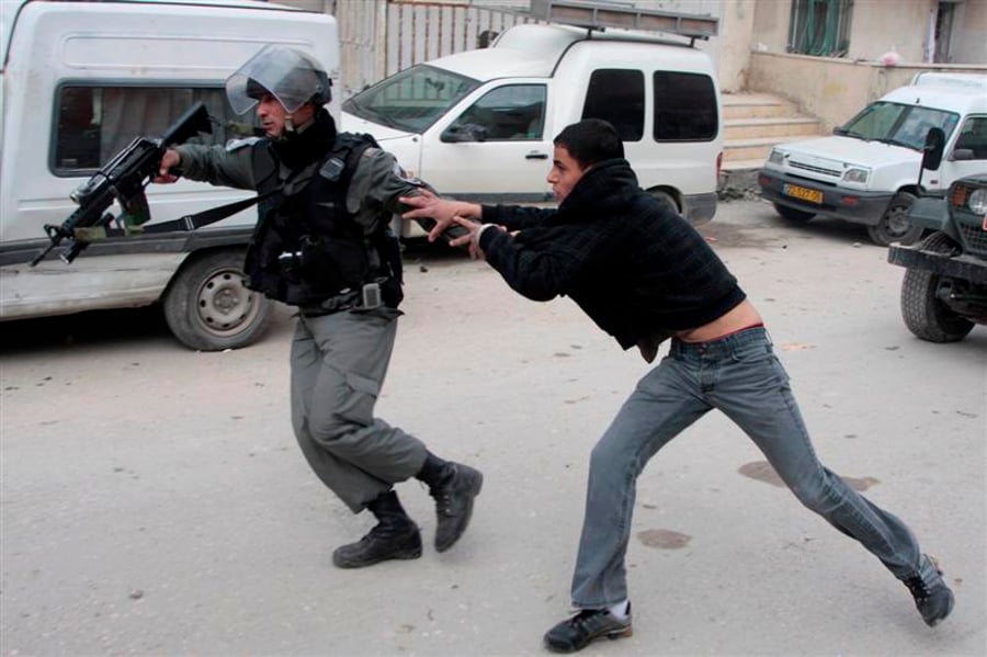בטווח אפס: ערבים זורקים עשרות אבנים על שוטרים