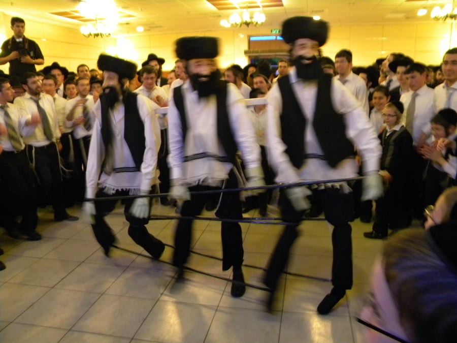 ענבי הגפן: צפו בגר"ח קנייבסקי מרקד בחתונת נכדו