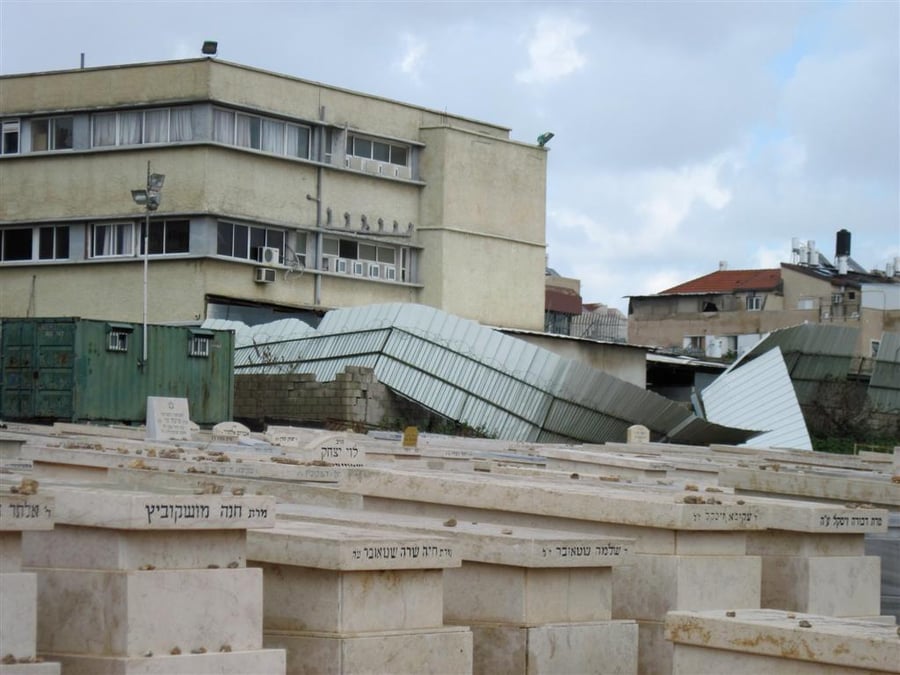 נזקי הגשמים: נהרסה גדר בית-העלמין בעיר בני-ברק