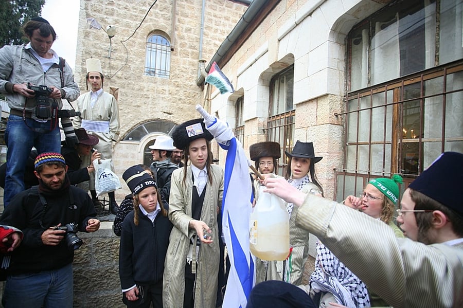 כך חוגגים קנאי ירושלים את פורים: שורפים דגלי ישראל