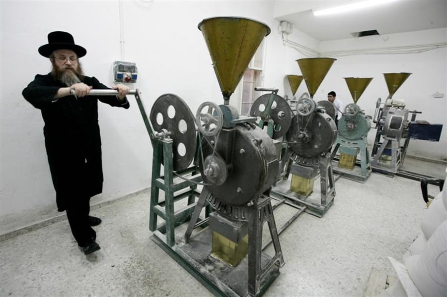 צפו בתמונות: אופים מצות במאה-שערים