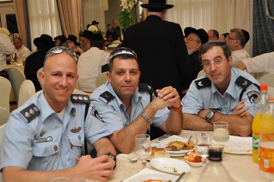 ערב פסח בבני-ברק: שוטרים ורבנים בהרמת כוסית בארגון העירייה