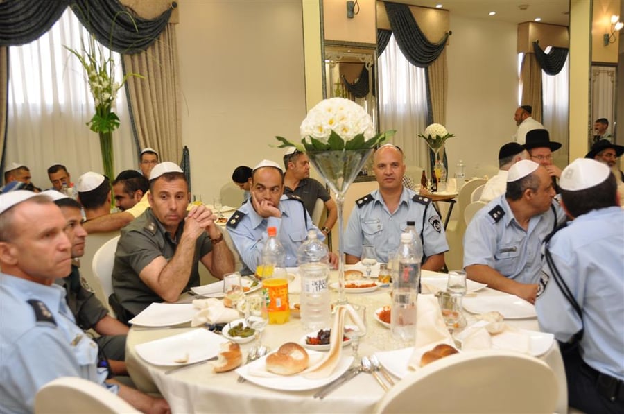 ערב פסח בבני-ברק: שוטרים ורבנים בהרמת כוסית בארגון העירייה