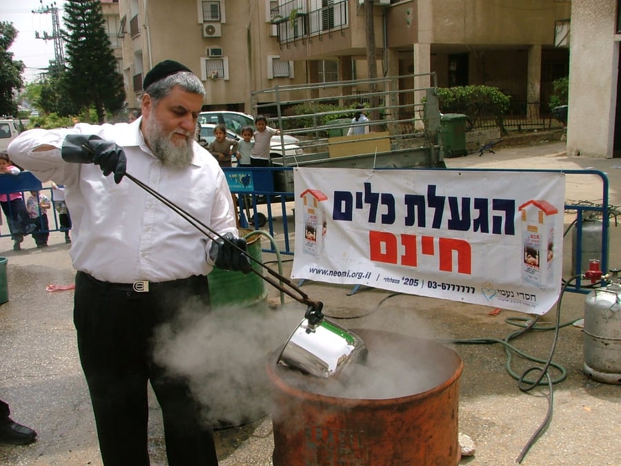 הרב יוסף כהן יו"ר ארגון 'חסדי נעמי' בהגעלת כלים חינם
