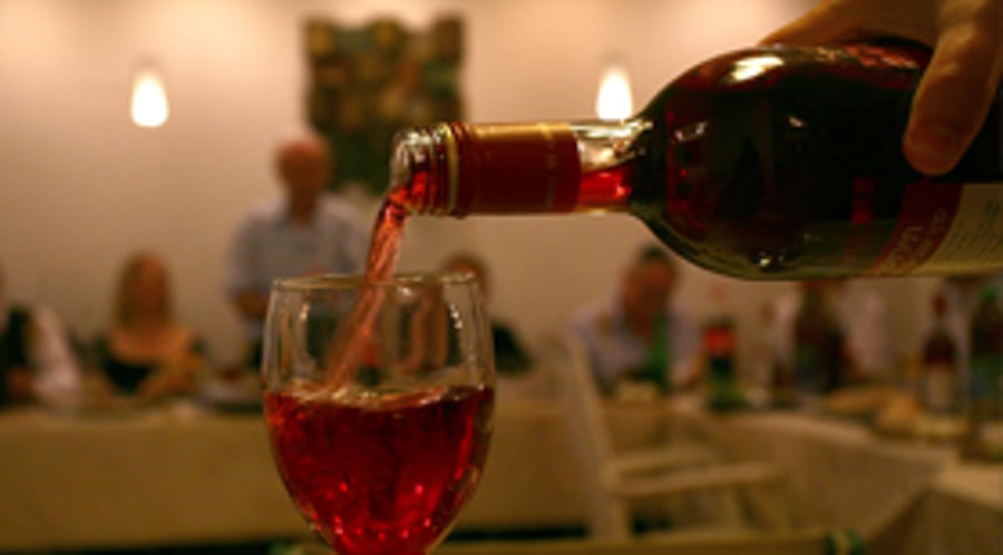 טיפות היין בפסח: כישוף או סגולה?