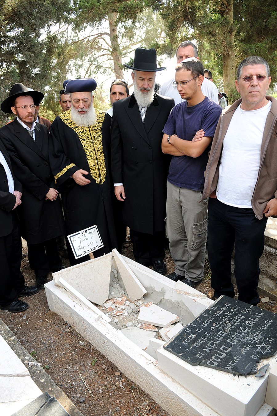 הרבנים הראשיים לישראל ביקרו בבית-העלמין ההרוס במרחביה