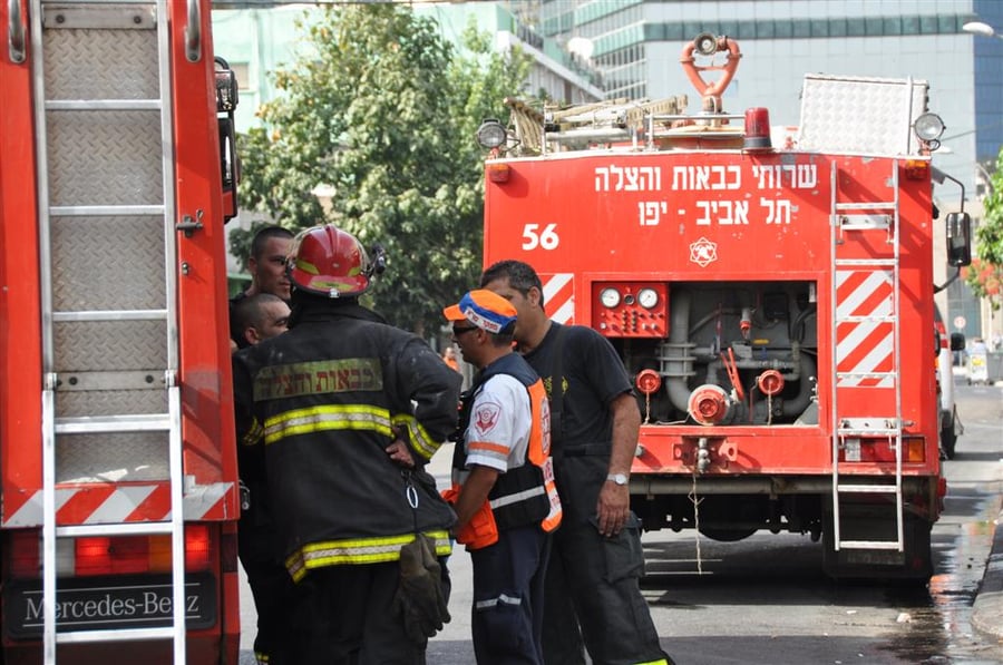 תל-אביב: שריפת ענק פרצה בבניין, הלכודים נמלטו