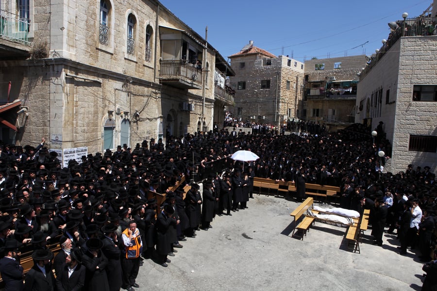 מסע הלוויה קורע-לב בירושלים, אלפים ליוו