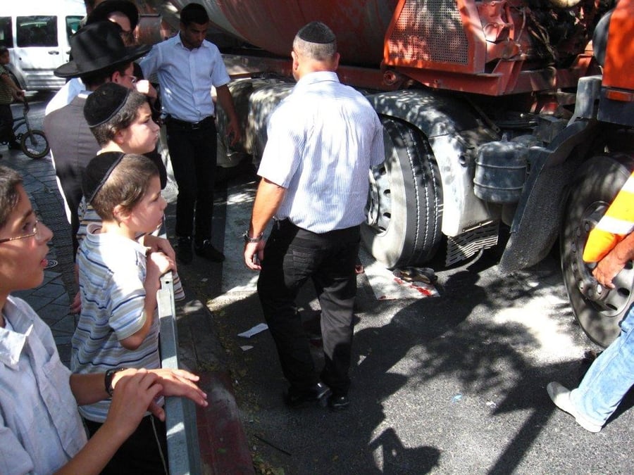 ירושלים: חרדית נפגעה ממערבל בטון - צפו בתמונות
