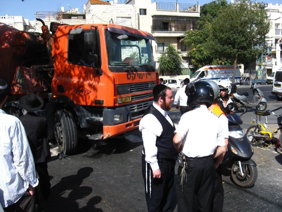 ירושלים: חרדית נפגעה ממערבל בטון - צפו בתמונות