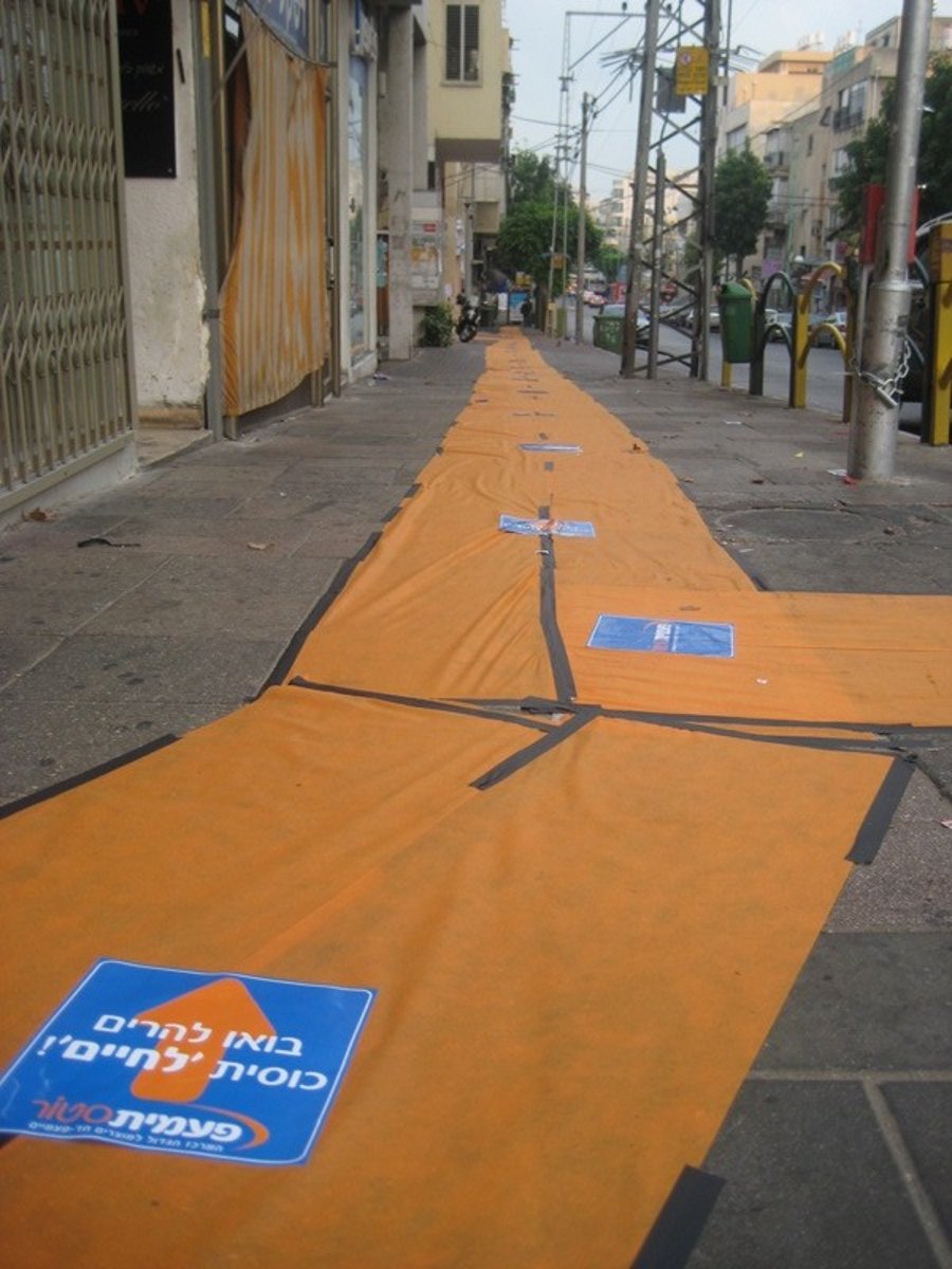 גימיק בבני-ברק: חנות למוצרי חד-פעמי פרשה שטיחים בעיר