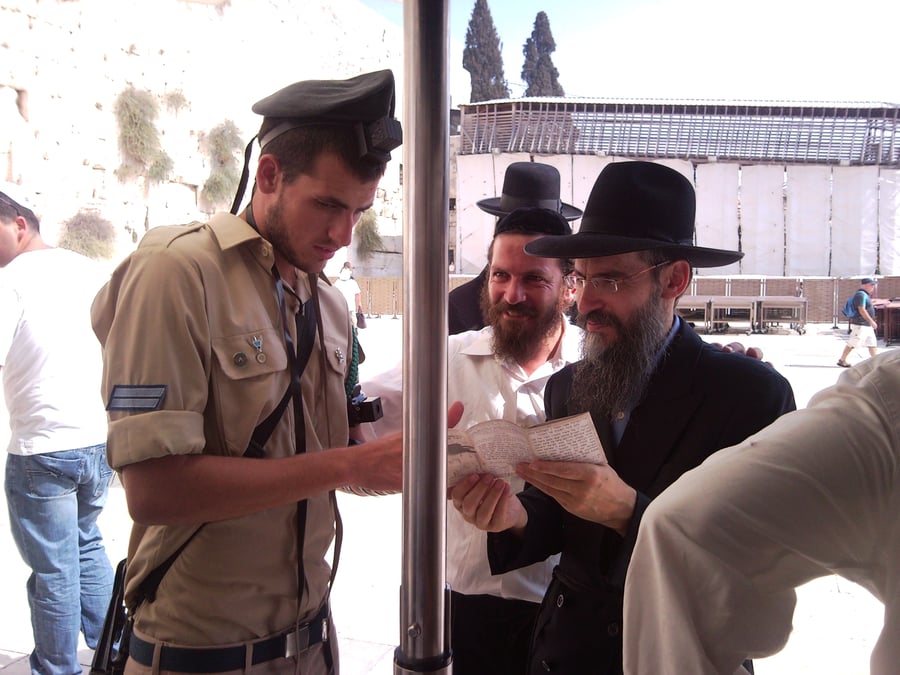 צפו: אברהם פריד מניח תפילין לעוברים ושבים בירושלים