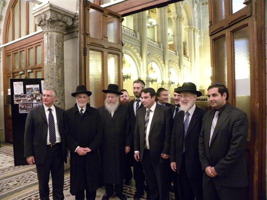 בפתח בית הכנסת עם הרב הראשי של צרפת