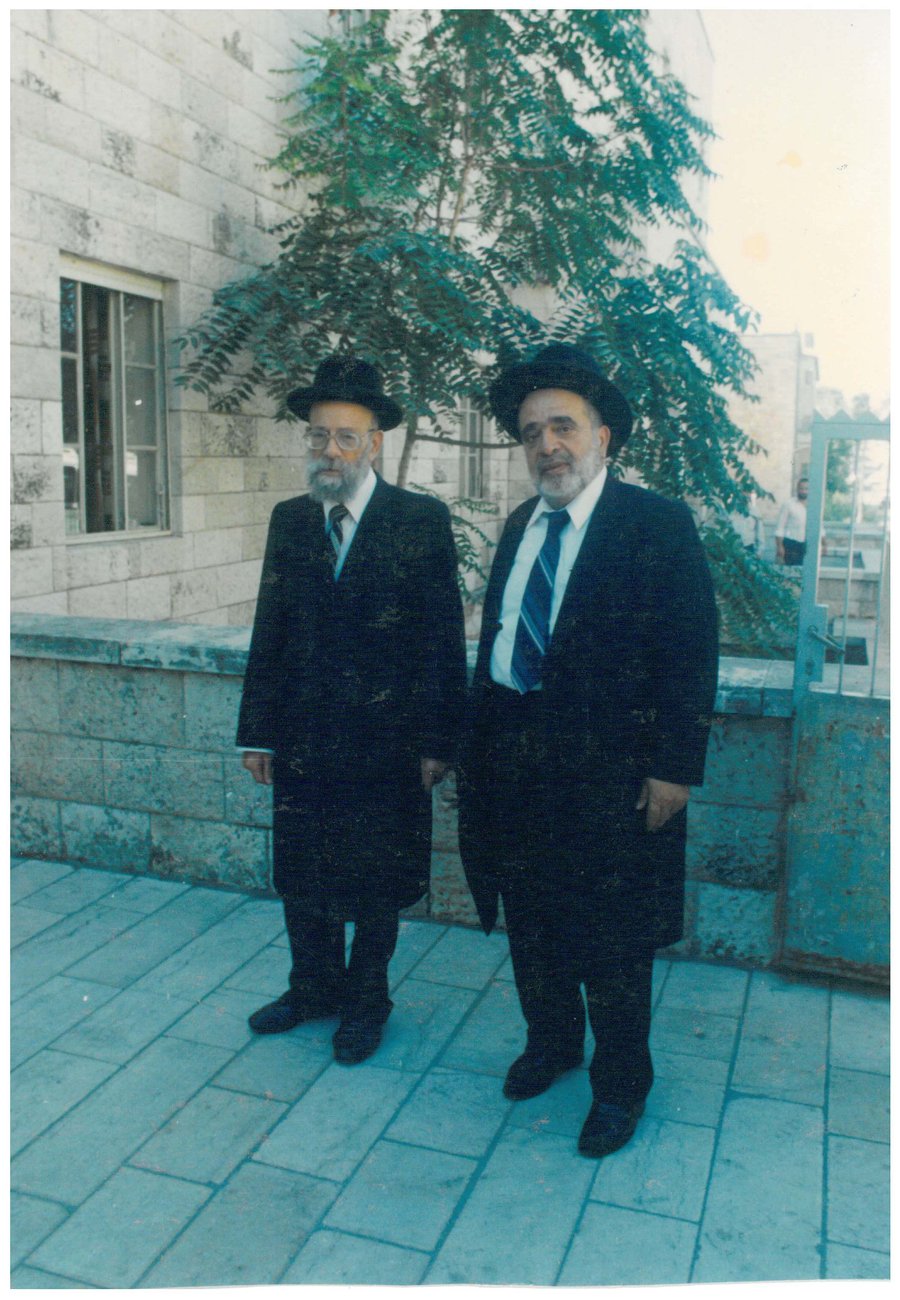 הרב עם הרב אבא שאול בחצר הישיבה. תמונה נדירה