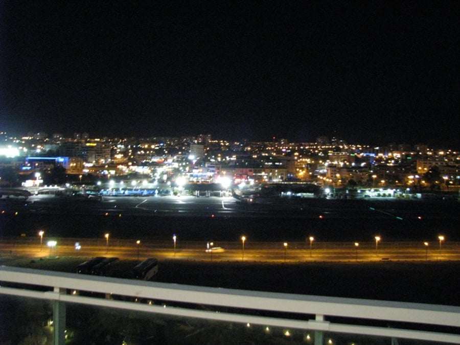 שדה התעופה בלילה ממרפסת המלון