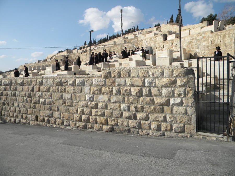 אלפי חסידי גור על ציון ה"בית ישראל"