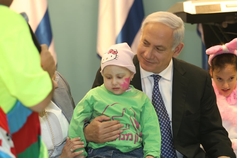 מרגש: ראש הממשלה חגג עם ילדים חולים