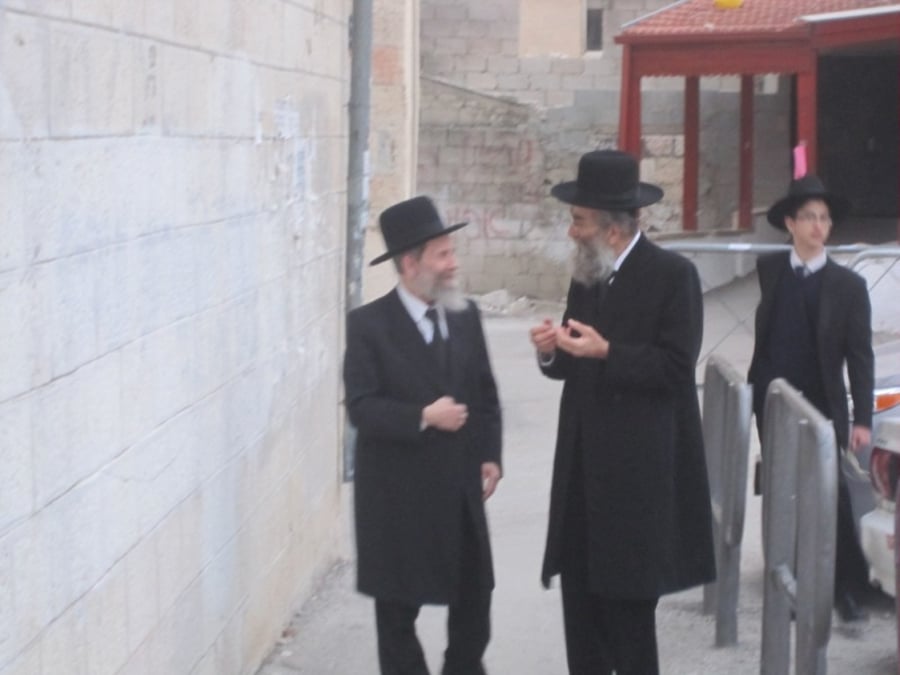 הגר''ש מרקוביץ והאב''ד הגרח''ג ציבליסט בכניסה לבית הגרי''ש בירושלים