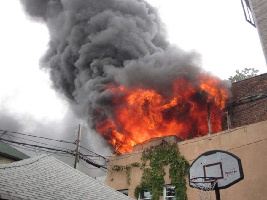 תיעוד: בית מדרש בבורו פארק עלה באש