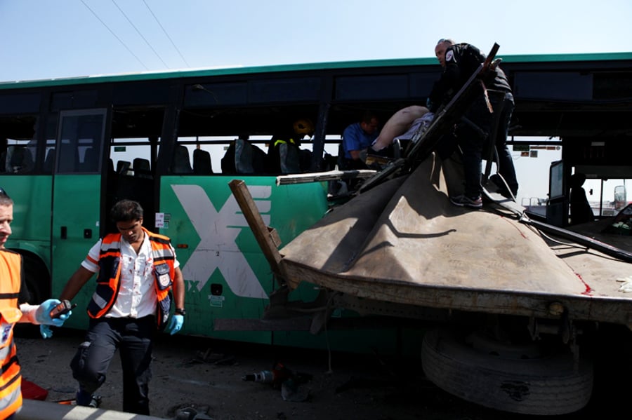 תיעוד מרגעי האימה: נוסעים מחולצים מהאוטובוס המרוסק