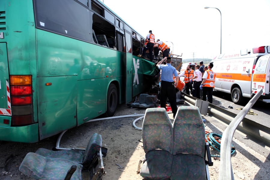 תיעוד מרגעי האימה: נוסעים מחולצים מהאוטובוס המרוסק