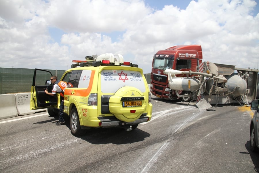 תאונת משאית בכביש 6: הנהגים ניצלו בנס