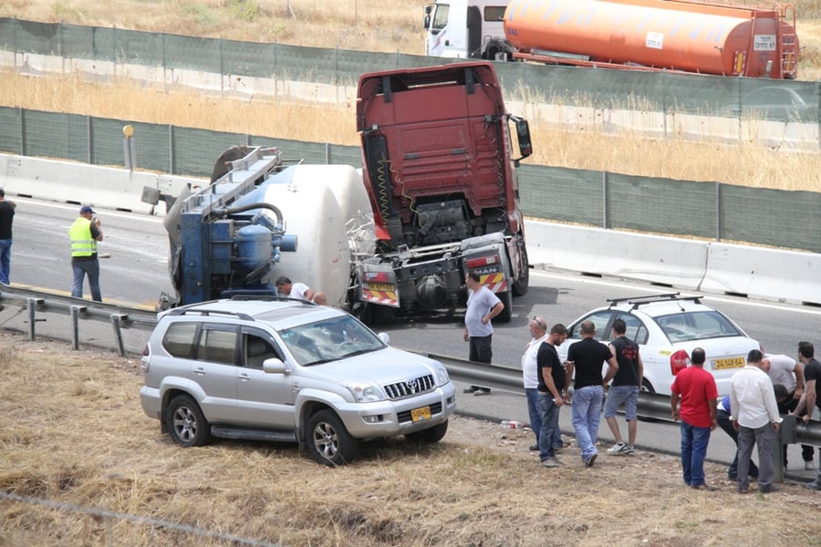 תאונת משאית בכביש 6: הנהגים ניצלו בנס