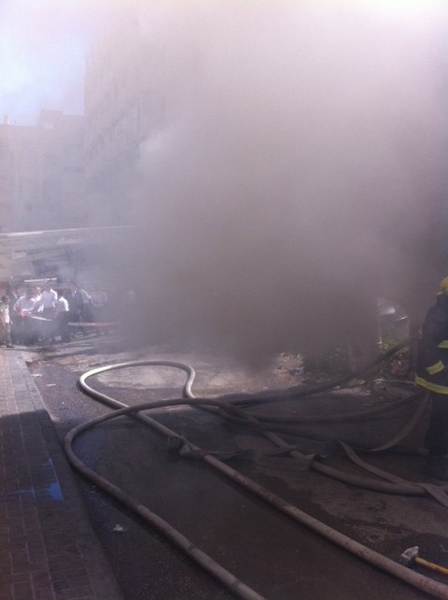 חשד להצתה: שריפת גדולה כילתה מבנה בלב בני-ברק