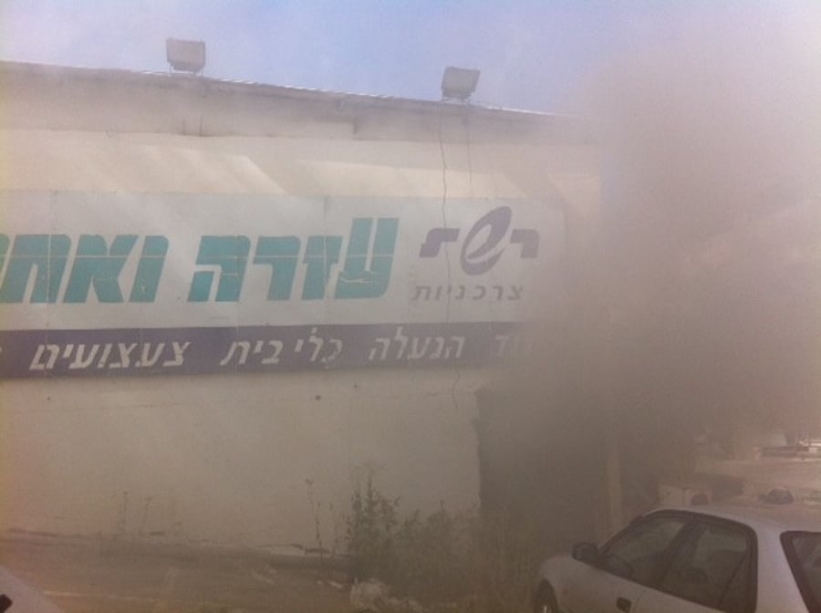 חשד להצתה: שריפת גדולה כילתה מבנה בלב בני-ברק
