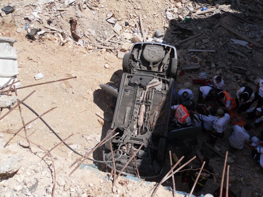 נס בירושלים: חרדית ובנה צנחו עם רכב לבור - ונפצעו קל בלבד