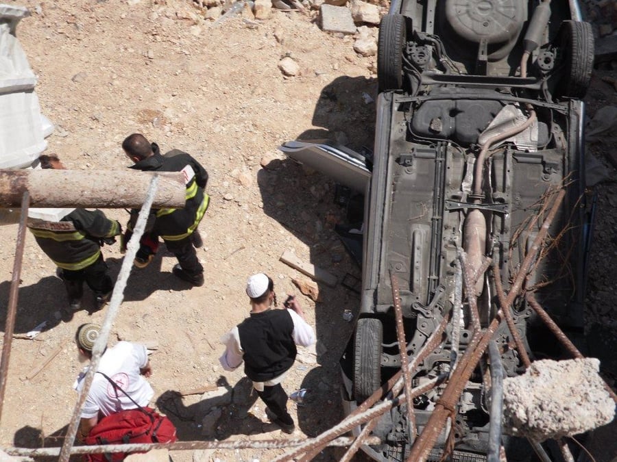 נס בירושלים: חרדית ובנה צנחו עם רכב לבור - ונפצעו קל בלבד