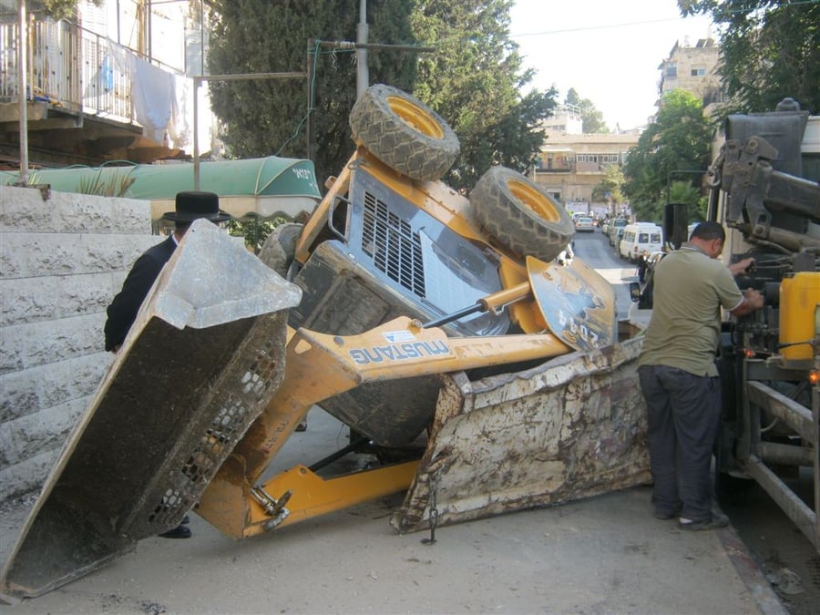 ירושלים: טרקטור התהפך במהלך עבודות בנייה