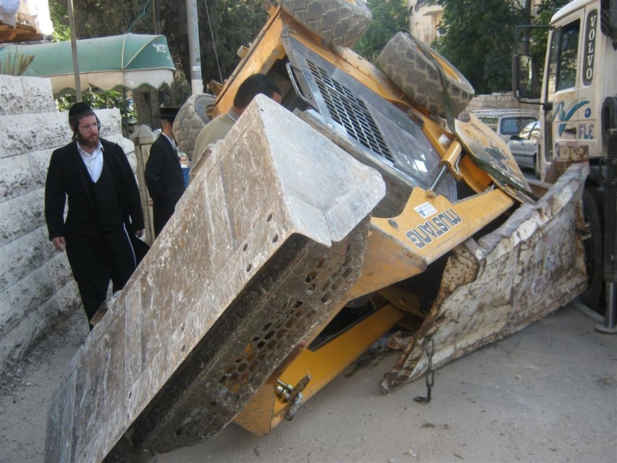ירושלים: טרקטור התהפך במהלך עבודות בנייה