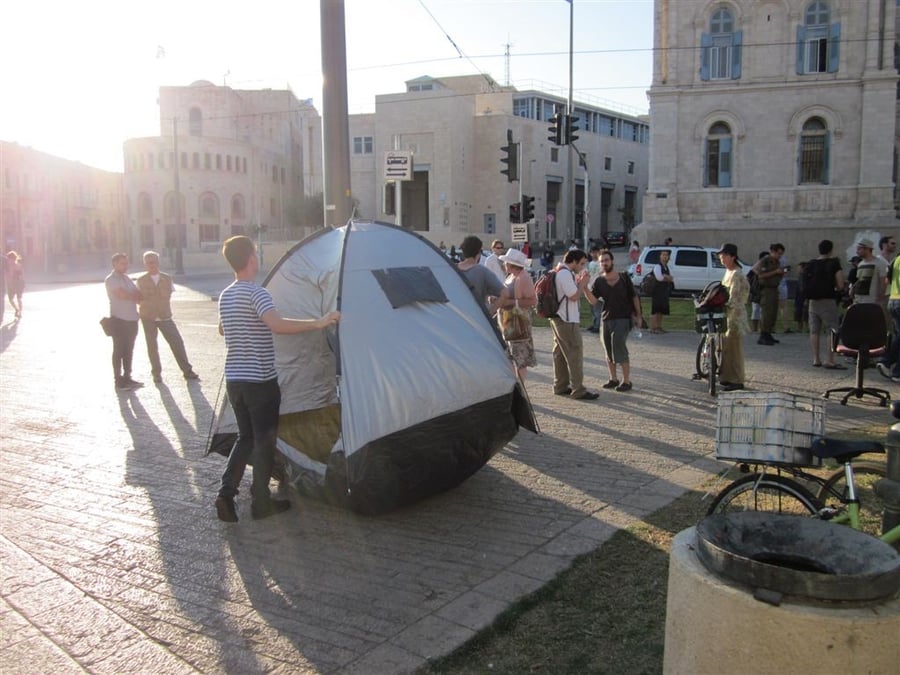 כיכר היום: יושב אוהלים
