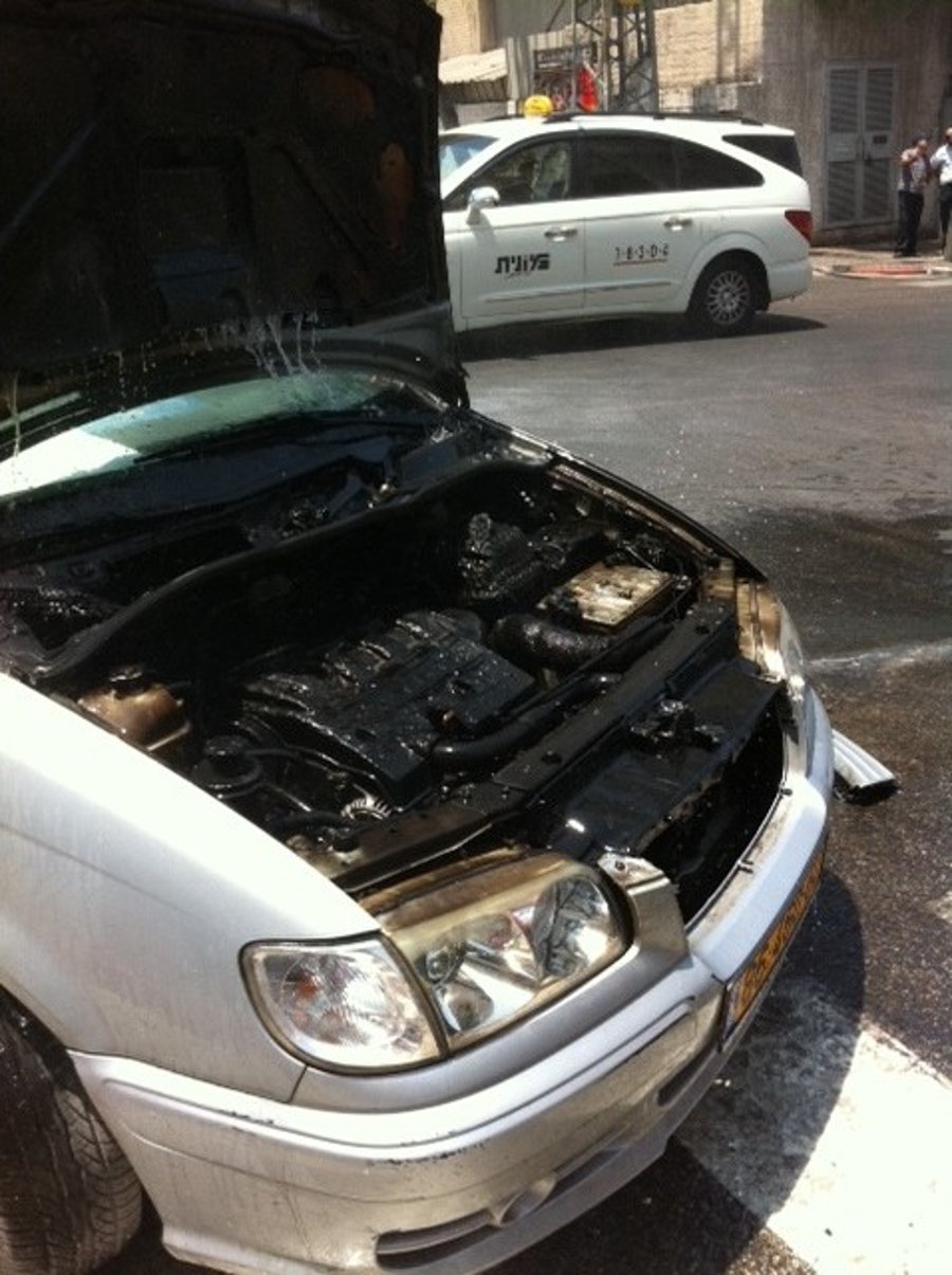 בני-ברק: נוסעים ניצלו רגעים לפני שהרכב עלה באש