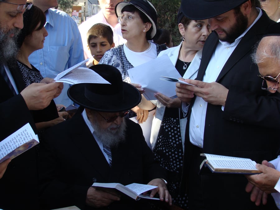בלעדי: הרב עובדיה יוסף על קבר הרבנית
