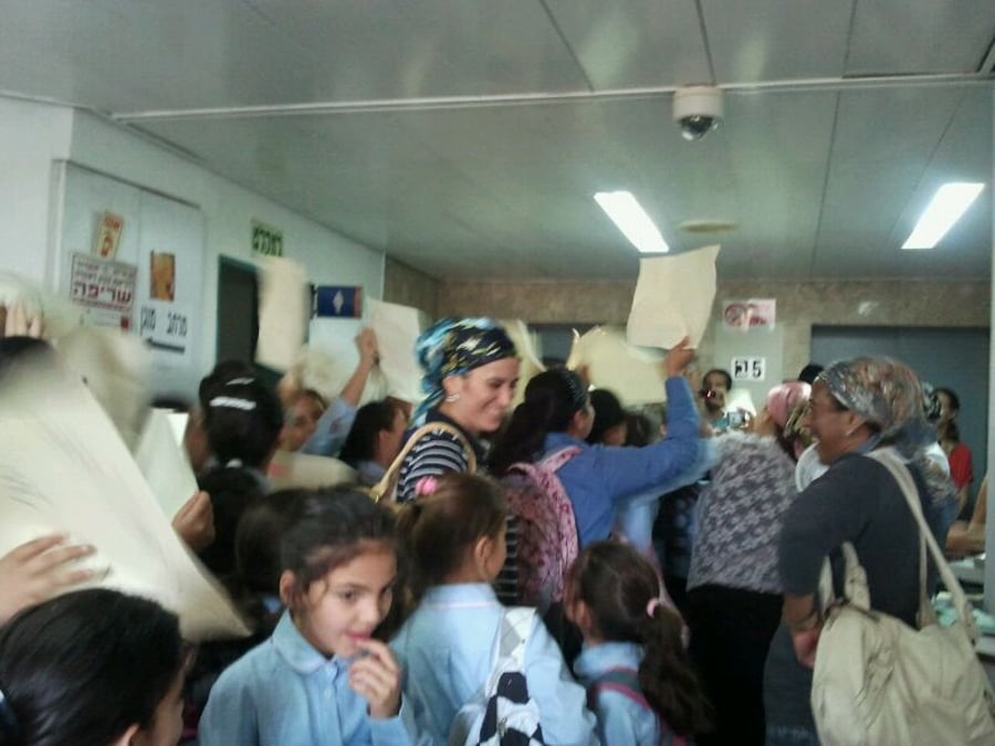 אשדוד: גדר בית הספר הוסרה, מאות תלמידות הפגינו בעירייה