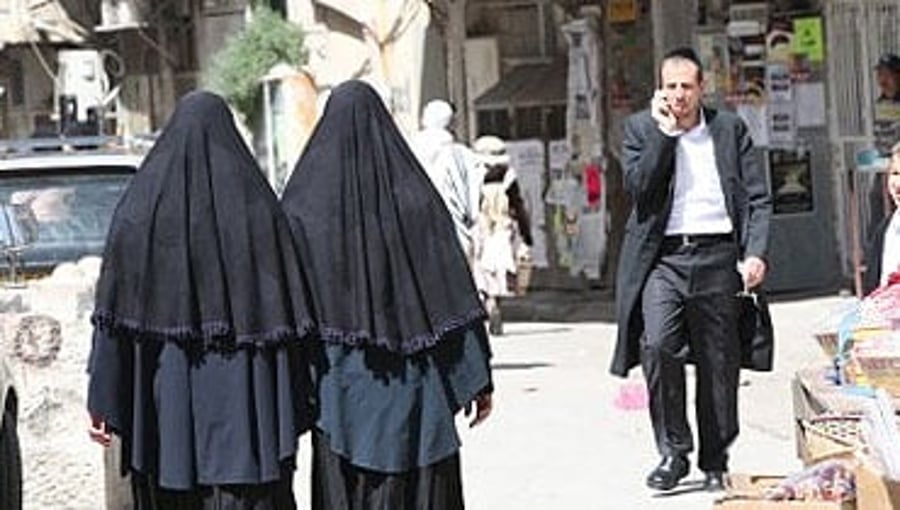 נשות טליבן צועדות ברחוב (פלאש 90)