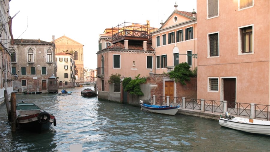 ה'פינאלה': יעקב וידר בגונדולה משייט 'על המים' בעיר ונציה