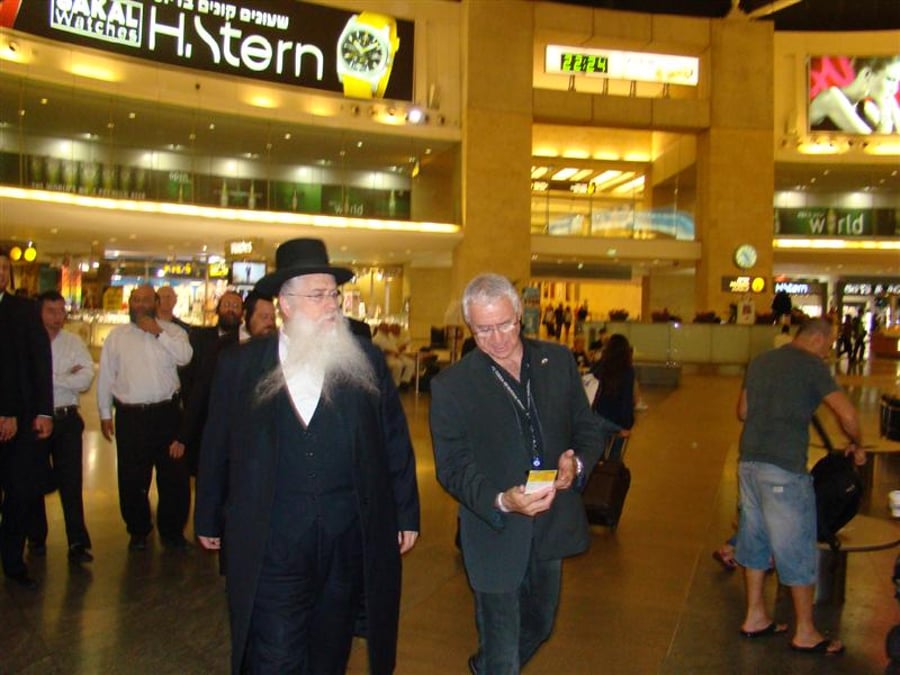 תיעוד: הנוסעים לאומן כובשים את נתב"ג