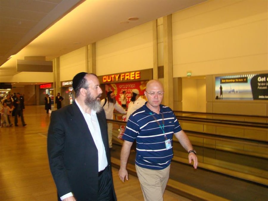 תיעוד: הנוסעים לאומן כובשים את נתב"ג