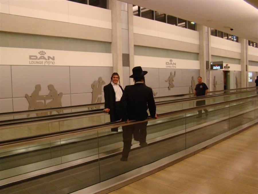 תיעוד: הנוסעים לאומן כובשים את נתב"ג