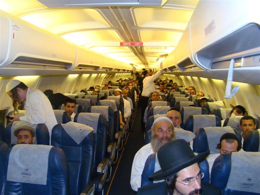 תיעוד: הנוסעים לאומן כובשים את נתב"ג