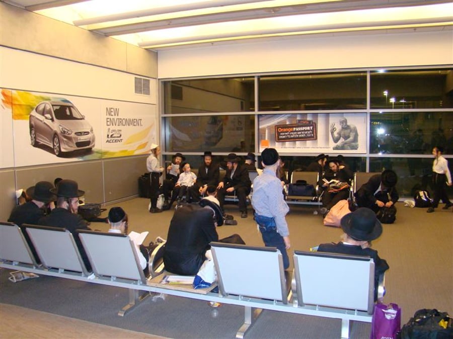 תיעוד: הנוסעים לאומן כובשים את נתב"ג