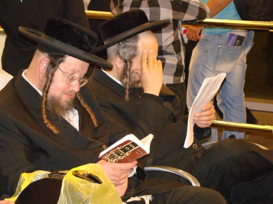 תיעוד: הנוסעים לאומן כובשים את נתב"ג
