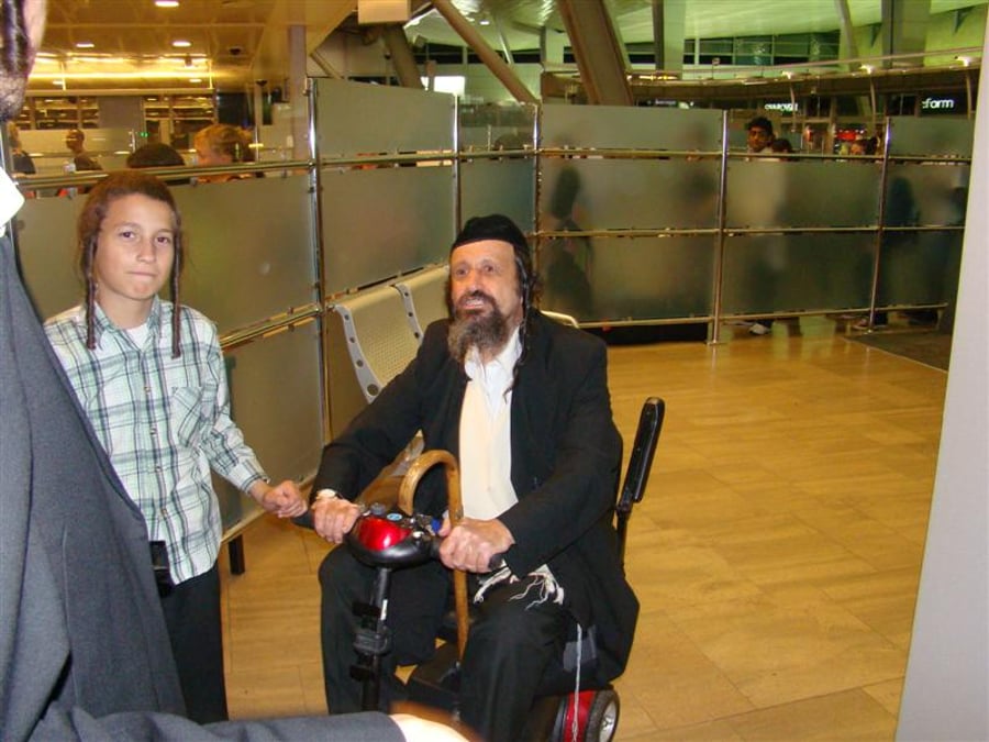 תיעוד: הנוסעים לאומן כובשים את נתב"ג