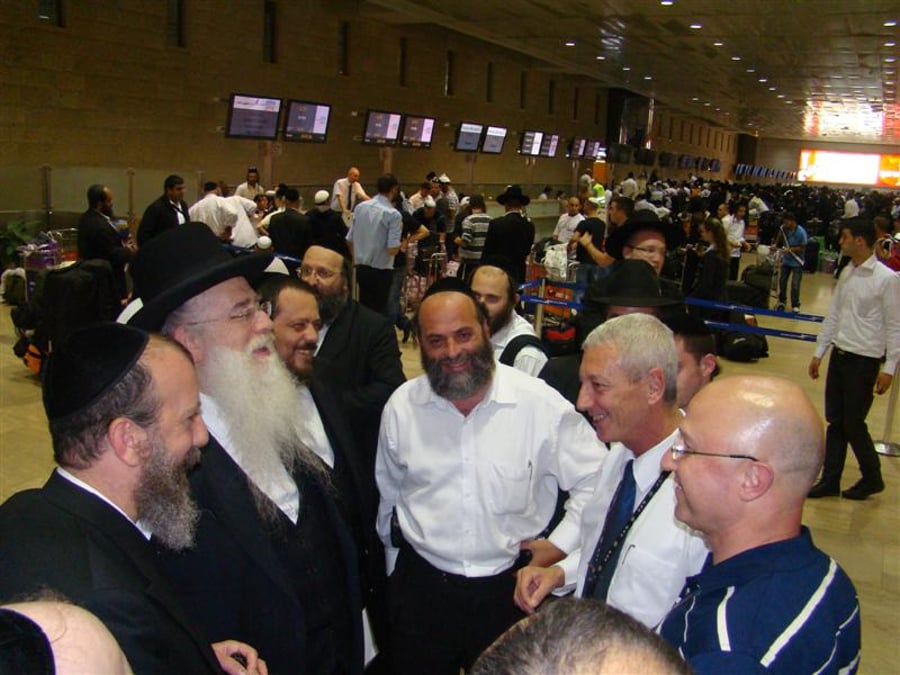 תיעוד: הנוסעים לאומן כובשים את נתב"ג