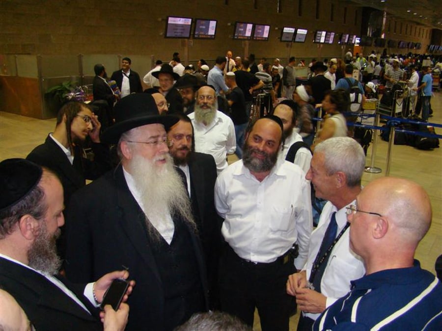 תיעוד: הנוסעים לאומן כובשים את נתב"ג