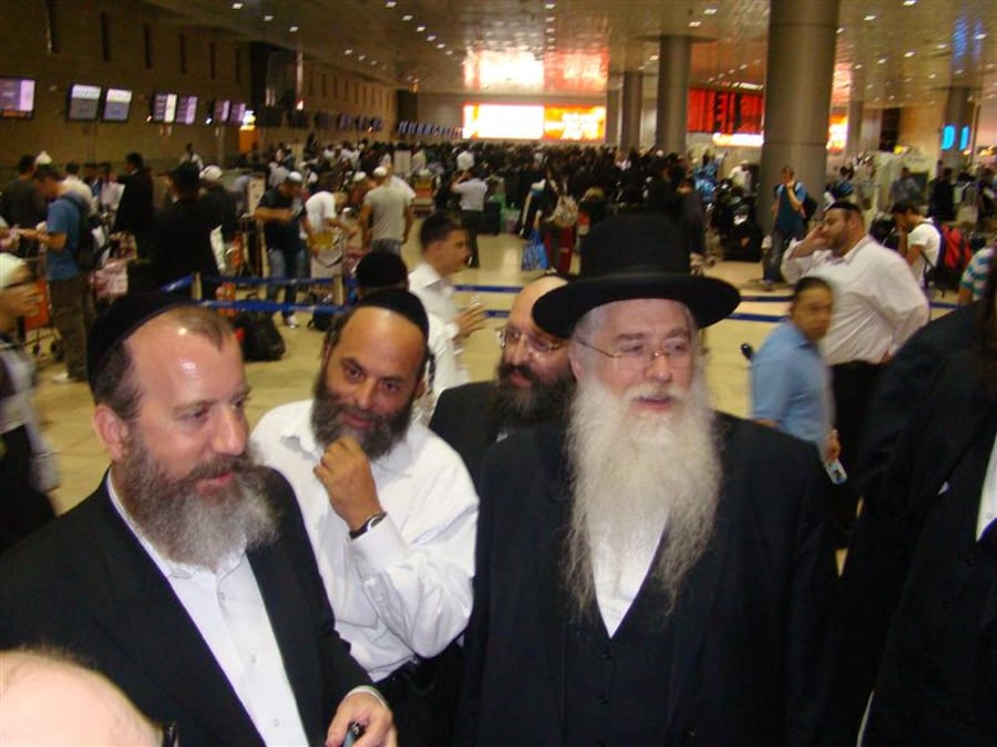 תיעוד: הנוסעים לאומן כובשים את נתב"ג