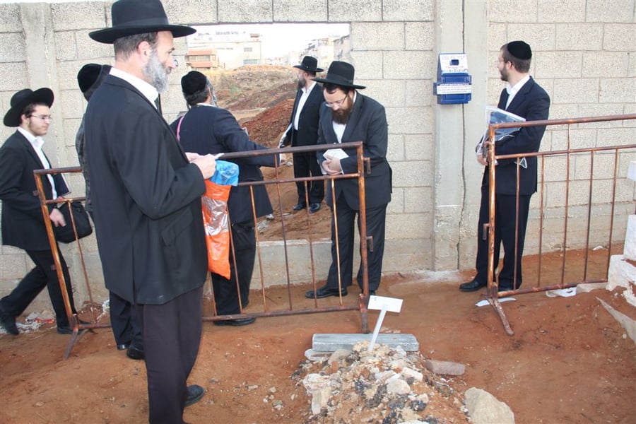 בתום ה'שבעה': מרן הגר"ח קנייבסקי עלה לקבר הרבנית